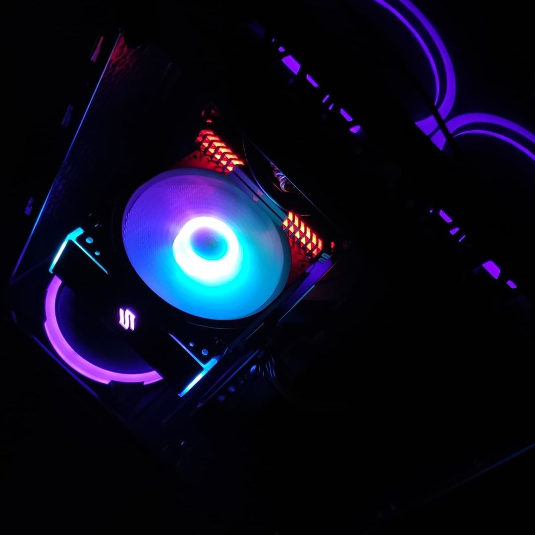Wnętrze komputera Artrel z podświetleniem RGB